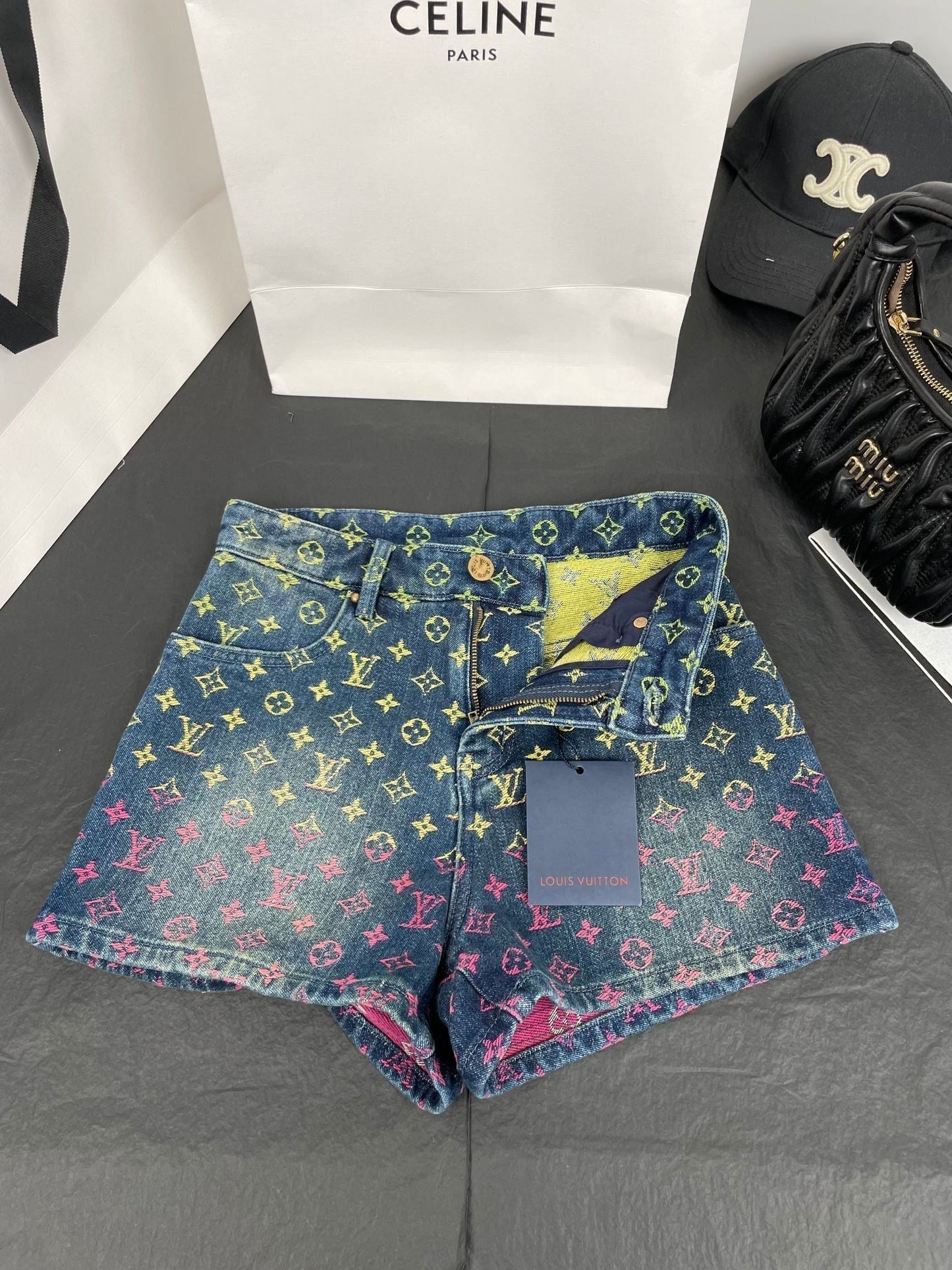 Jacquard-Jeansshorts mit Regenbogen-Farbverlauf