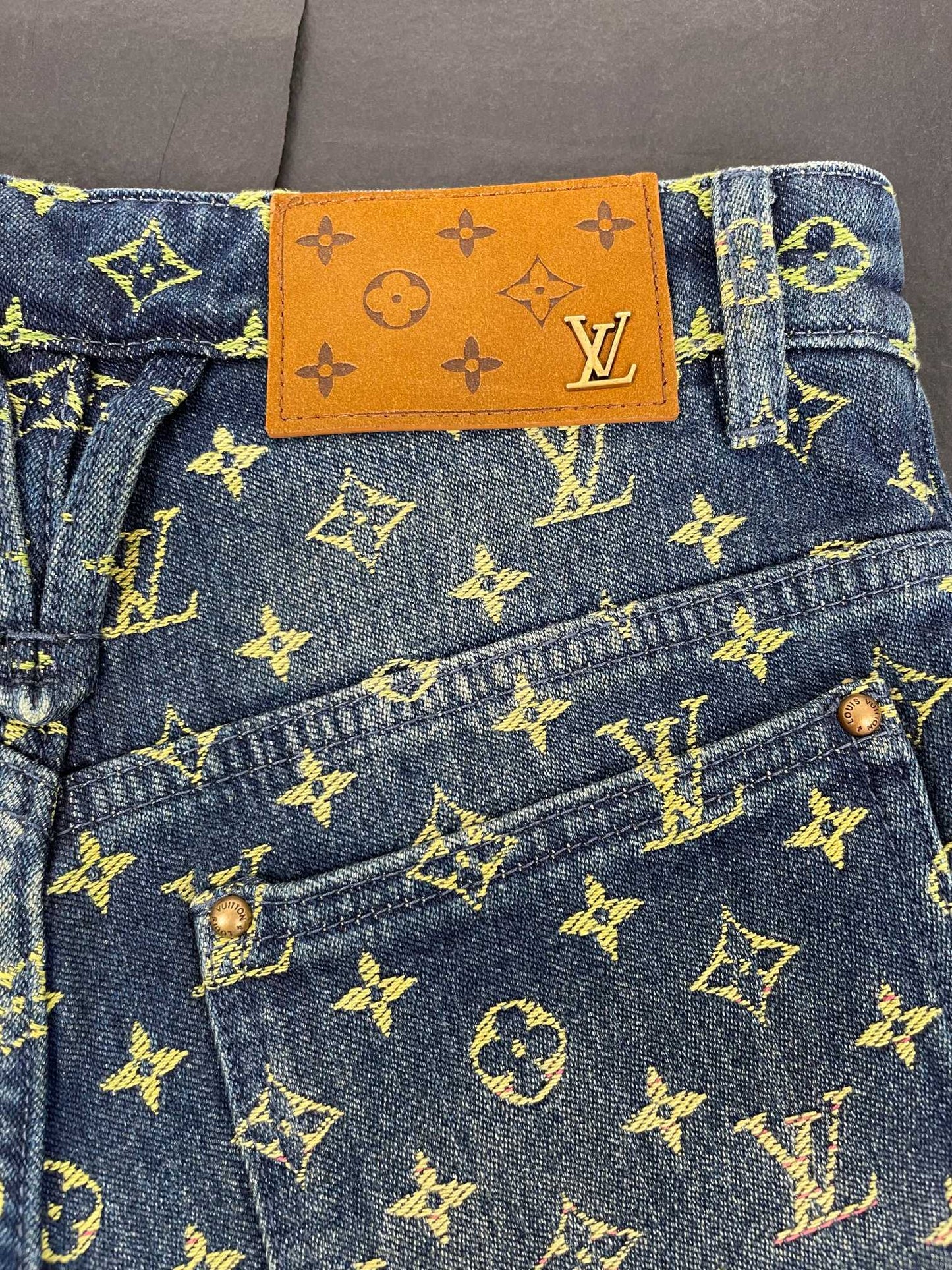 Jacquard-Jeansshorts mit Regenbogen-Farbverlauf