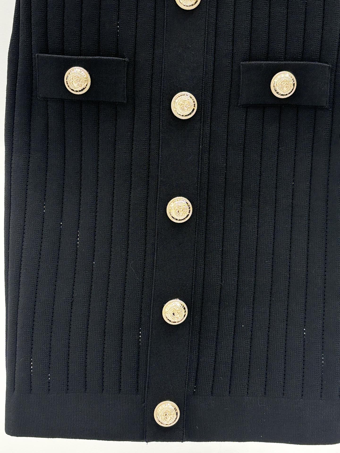 Robe en maille ajustée à boutons lourds Temperance