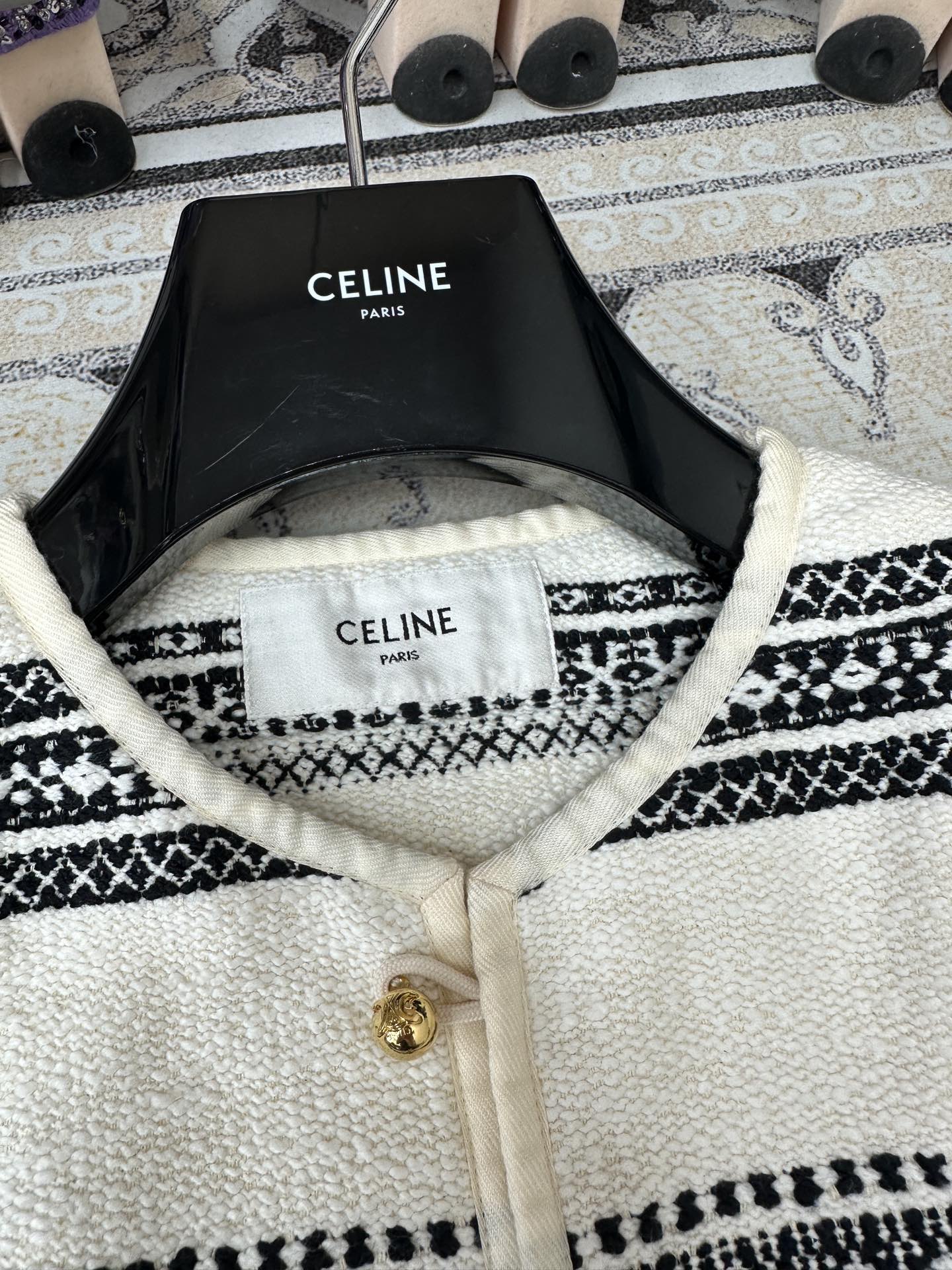 Jacke mit Rundhalsausschnitt und einreihigem Metallknopfmuster in Schwarz und Weiß