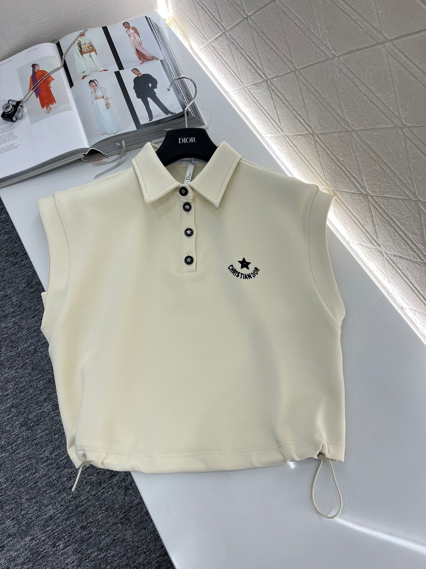 Ärmelloses Set aus Weste, Rock und Hose