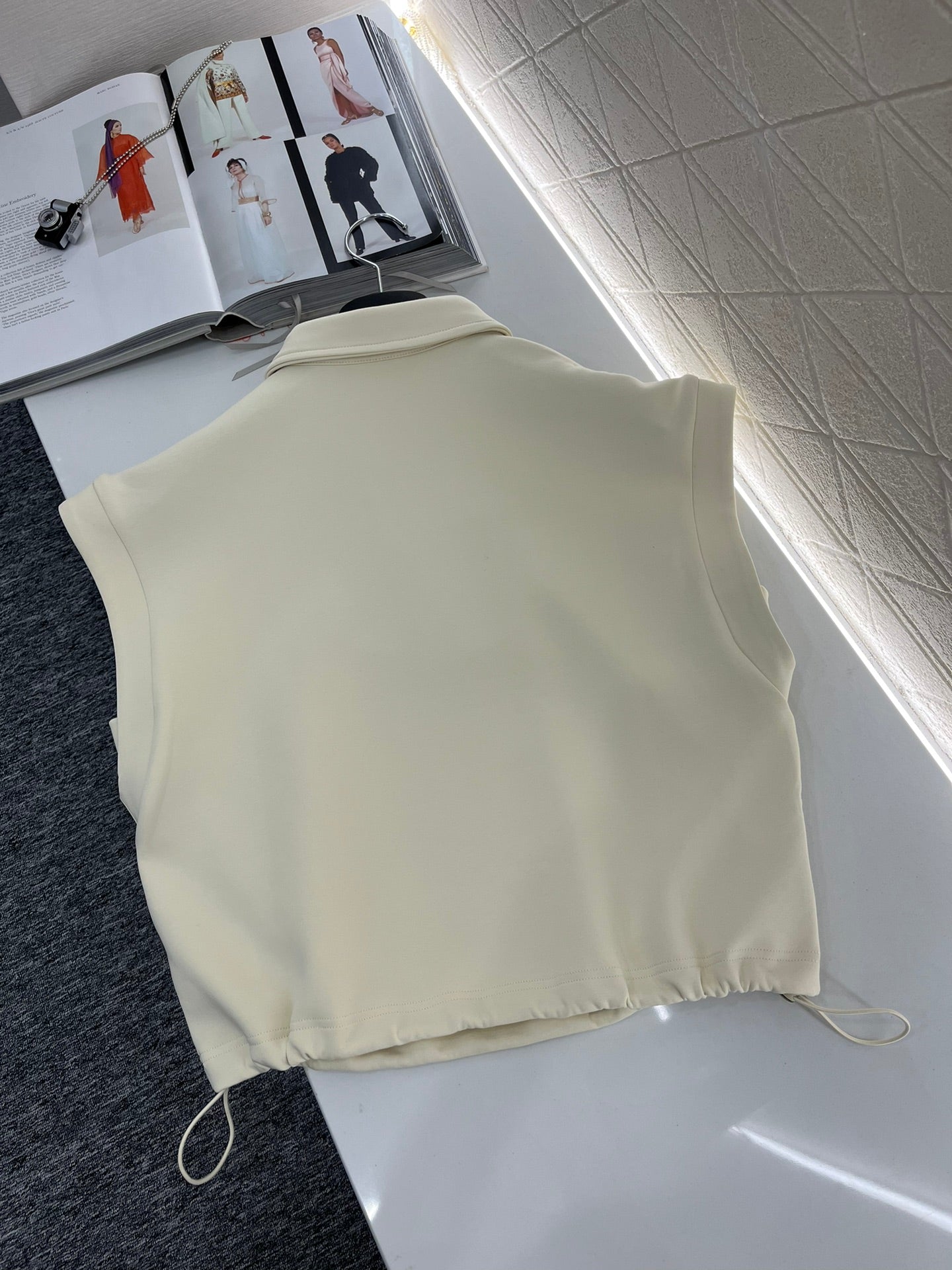 Ärmelloses Set aus Weste, Rock und Hose