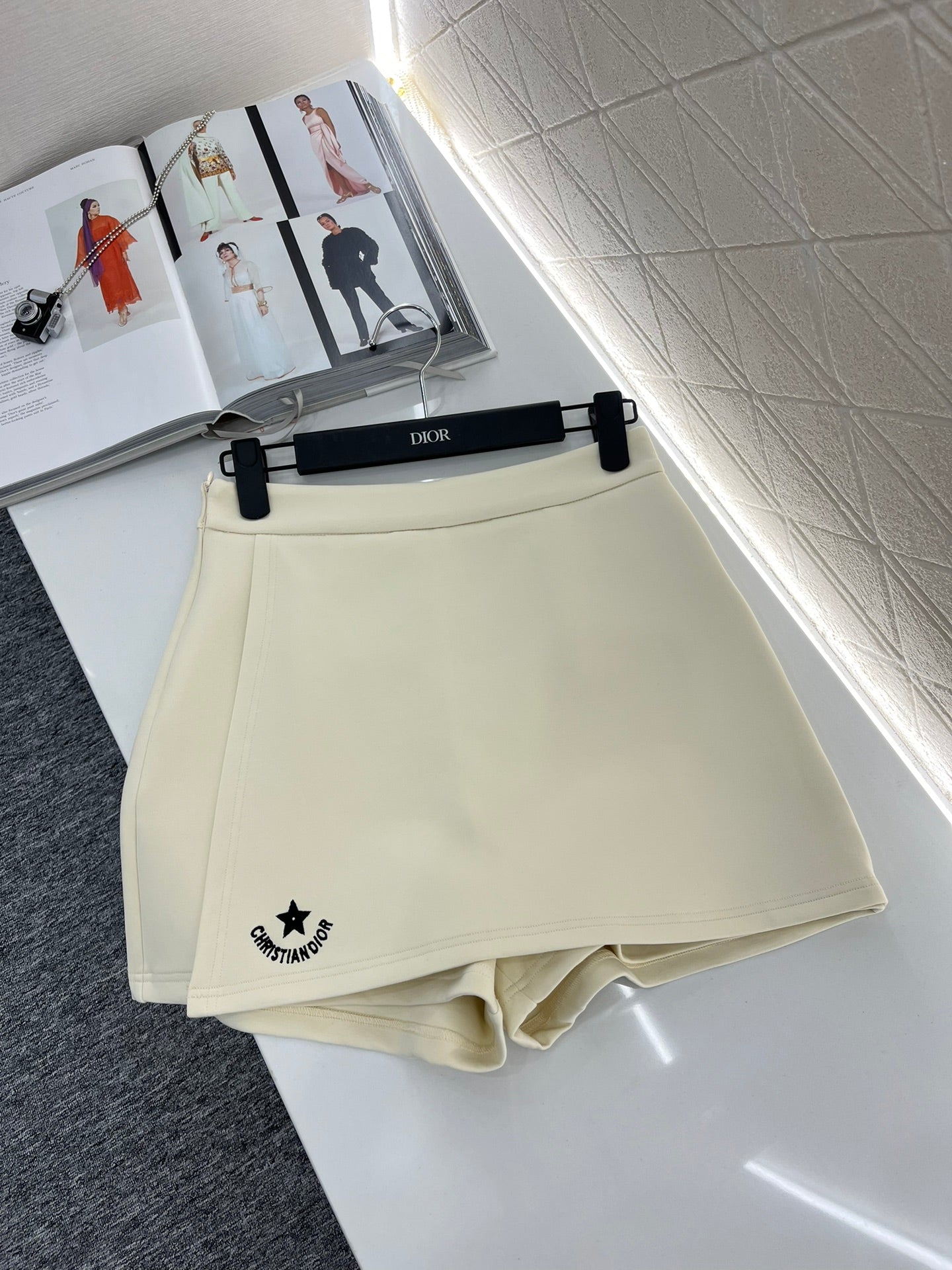 Ärmelloses Set aus Weste, Rock und Hose