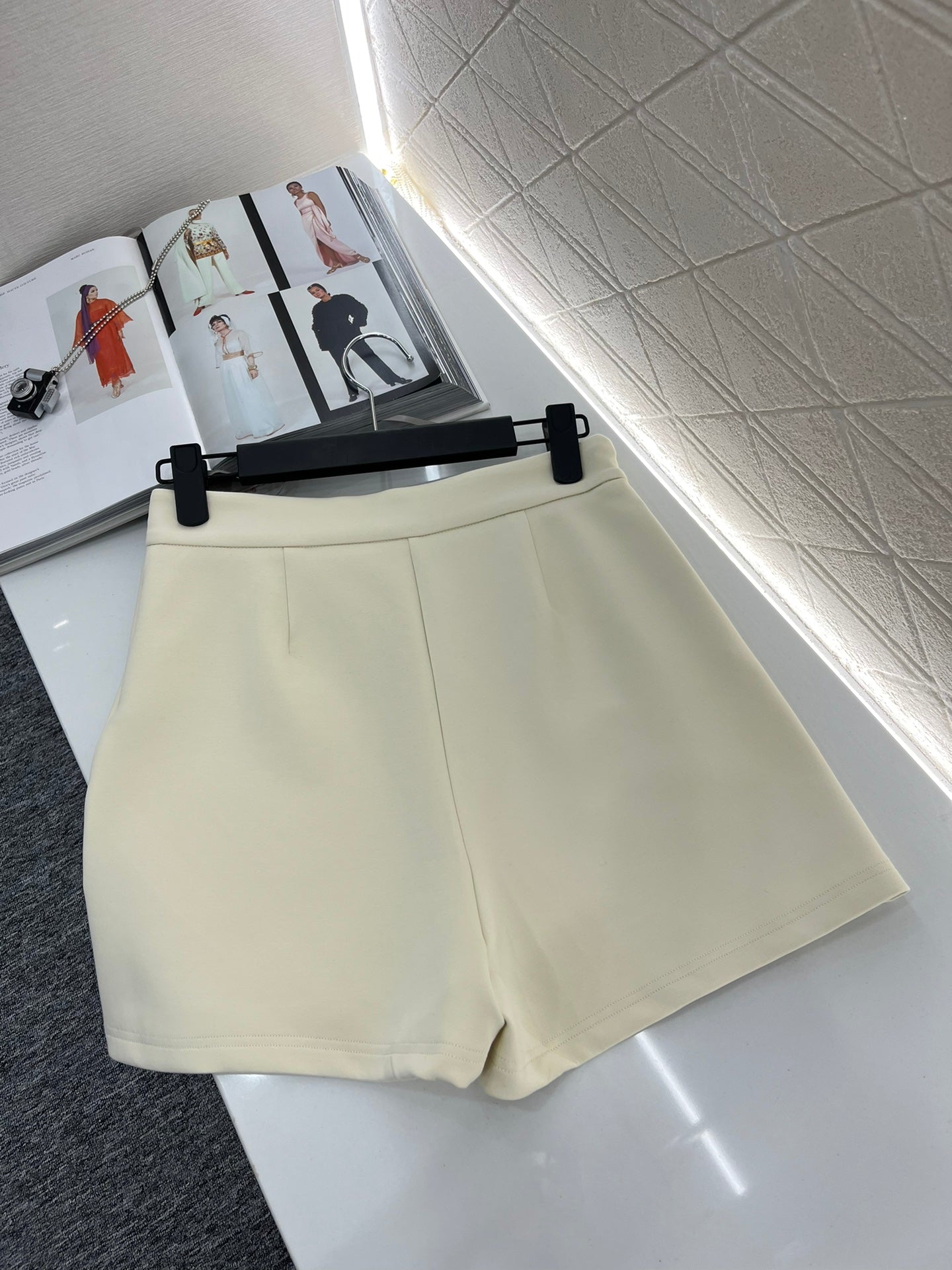 Ärmelloses Set aus Weste, Rock und Hose