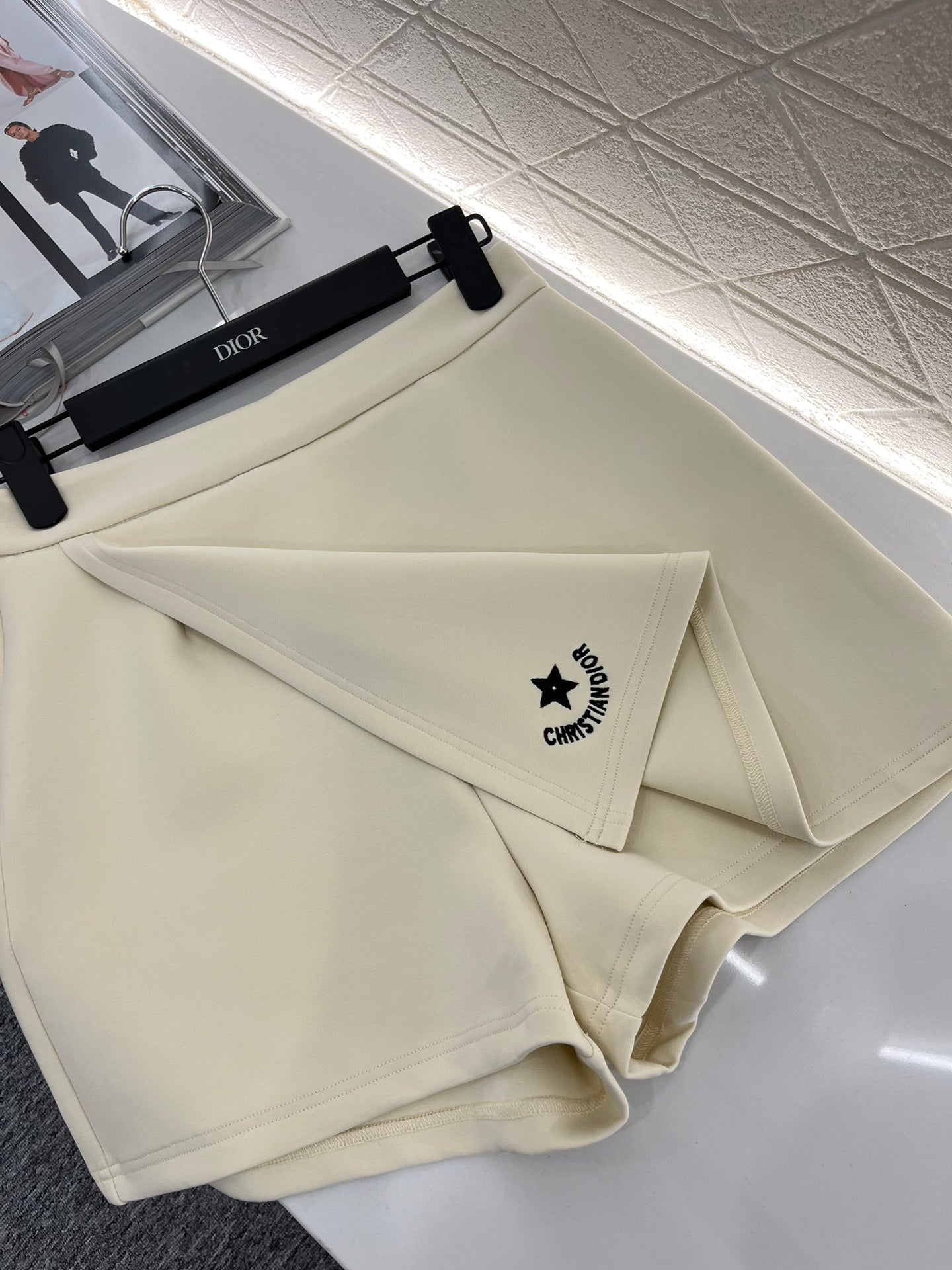 Ärmelloses Set aus Weste, Rock und Hose