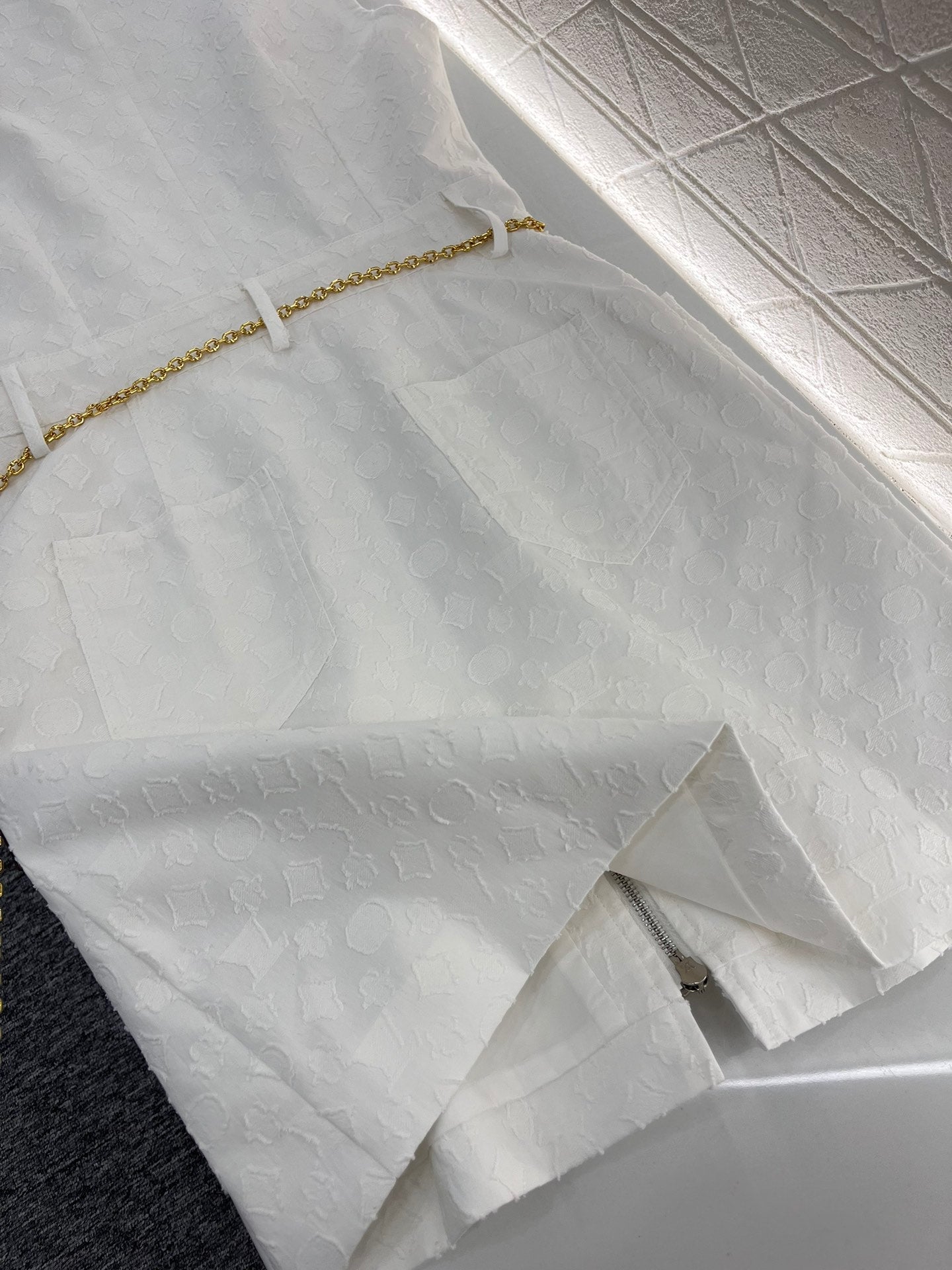 Robe jacquard avec chaîne à la taille