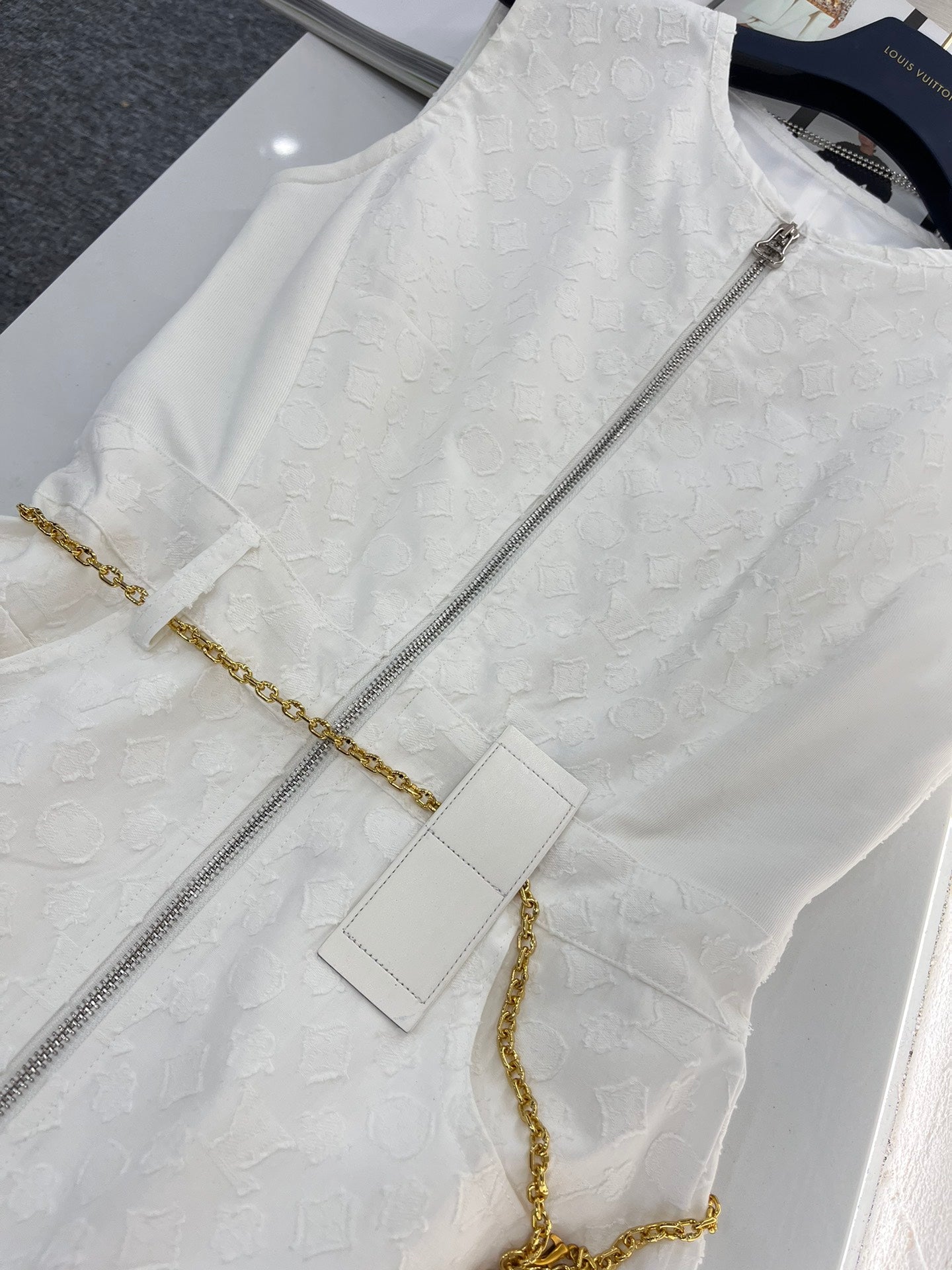 Robe jacquard avec chaîne à la taille