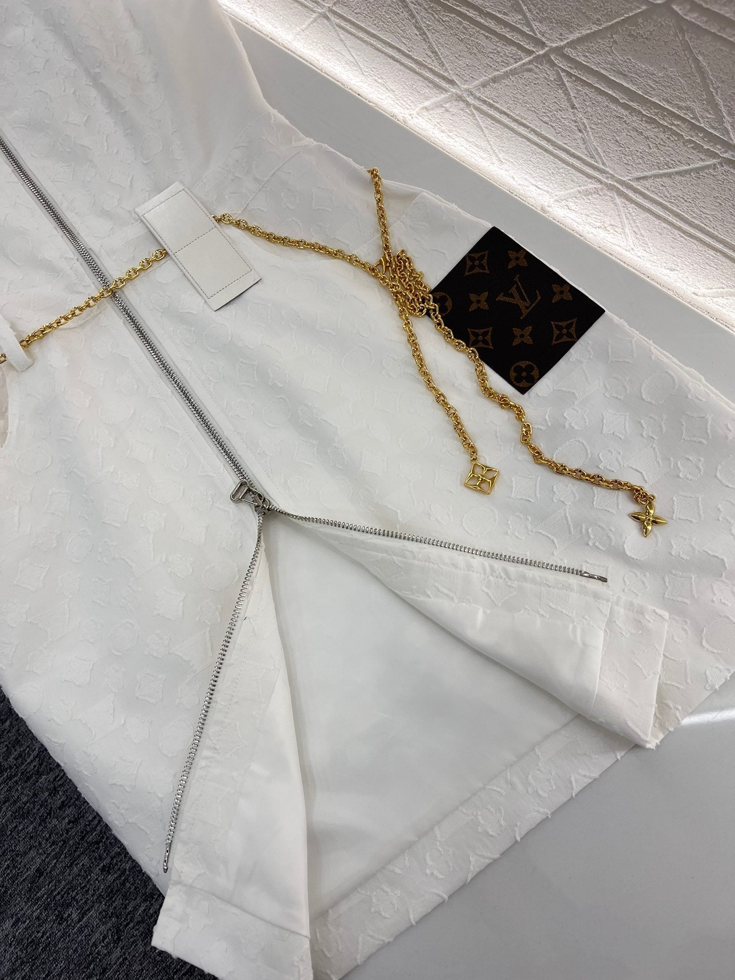 Robe jacquard avec chaîne à la taille