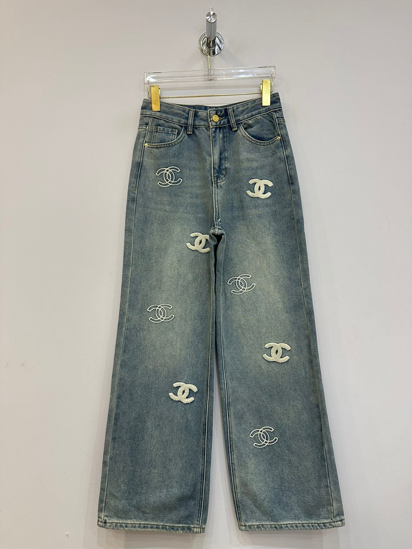 Jeans mit kleiner Logo-Stickerei
