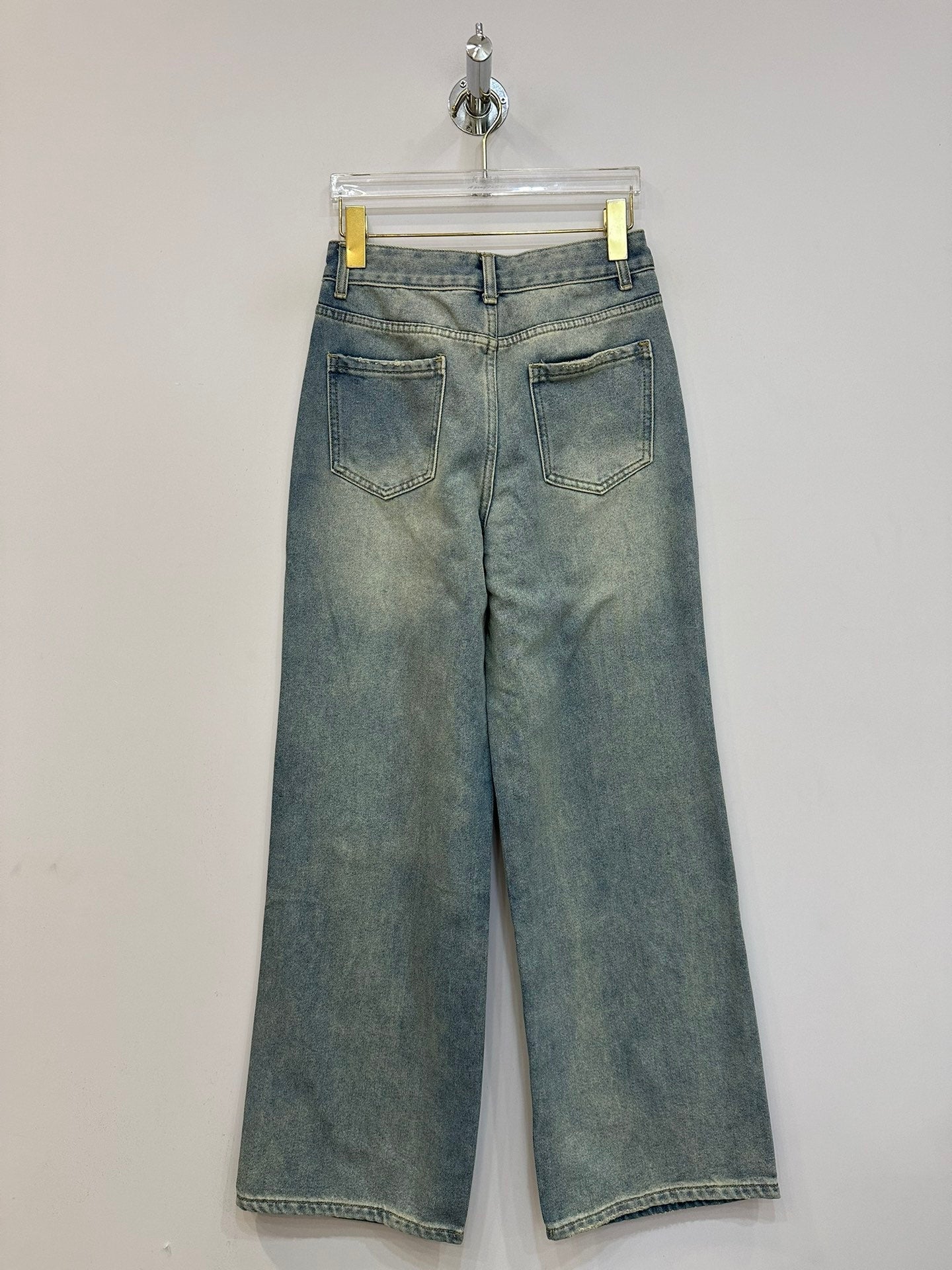 Jeans mit kleiner Logo-Stickerei