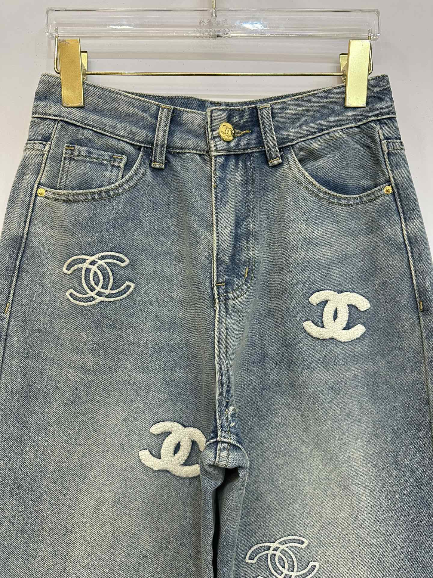 Jeans mit kleiner Logo-Stickerei