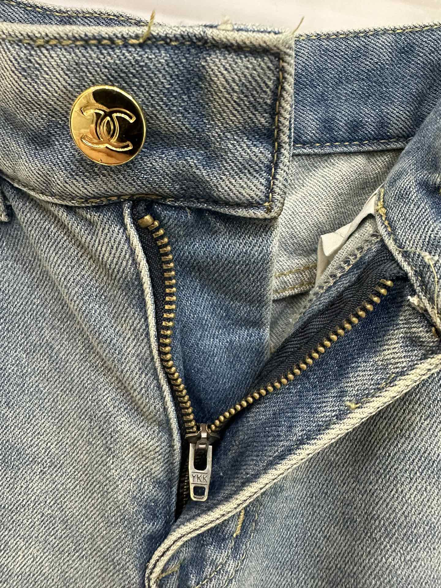 Jeans mit kleiner Logo-Stickerei