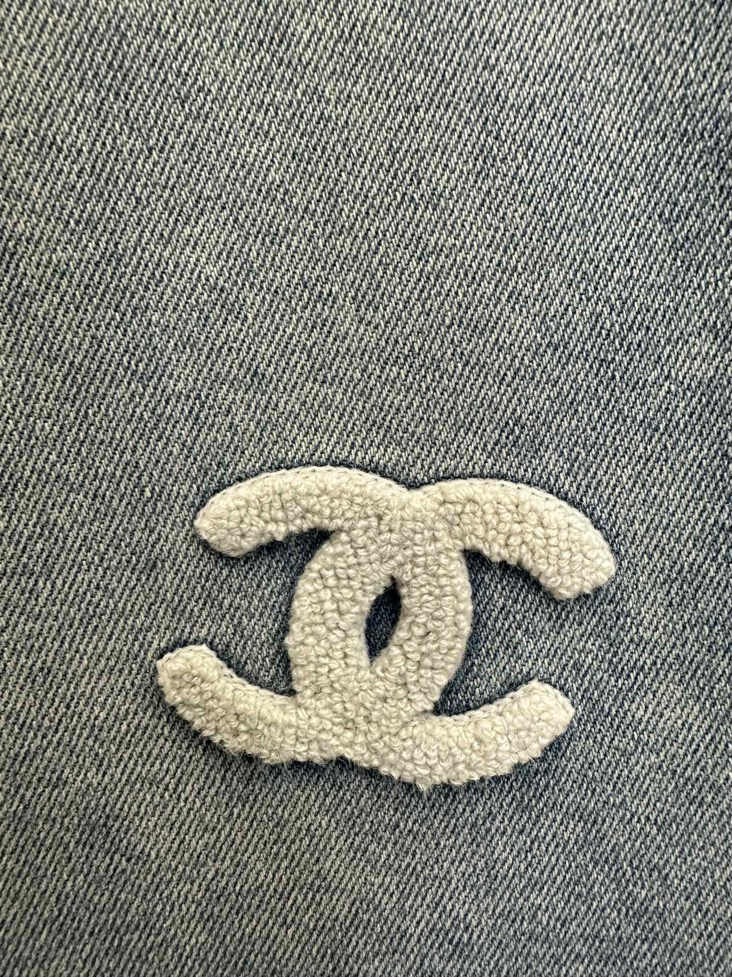 Jeans mit kleiner Logo-Stickerei