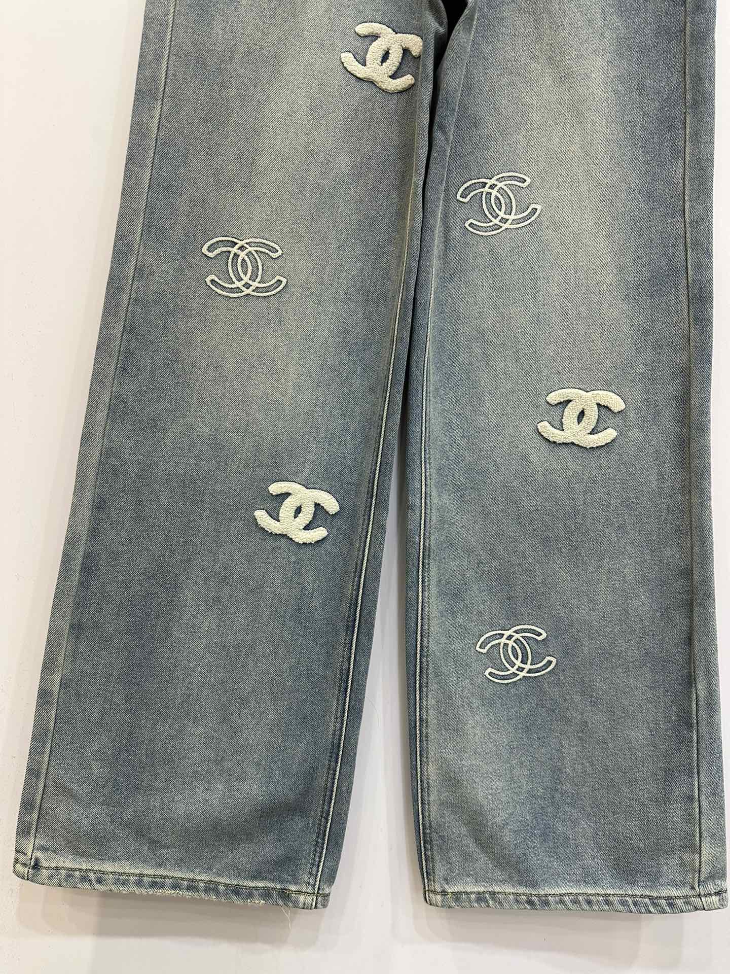 Jeans mit kleiner Logo-Stickerei