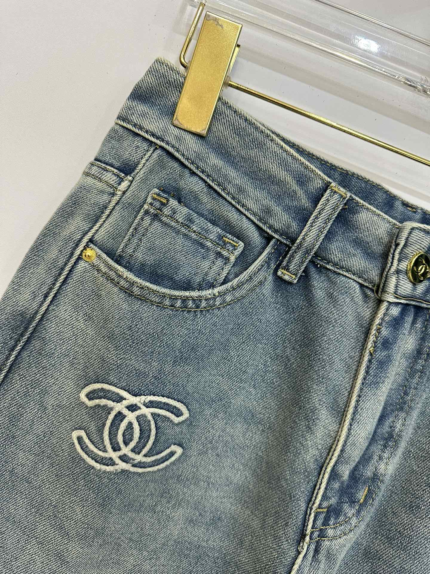 Jeans mit kleiner Logo-Stickerei