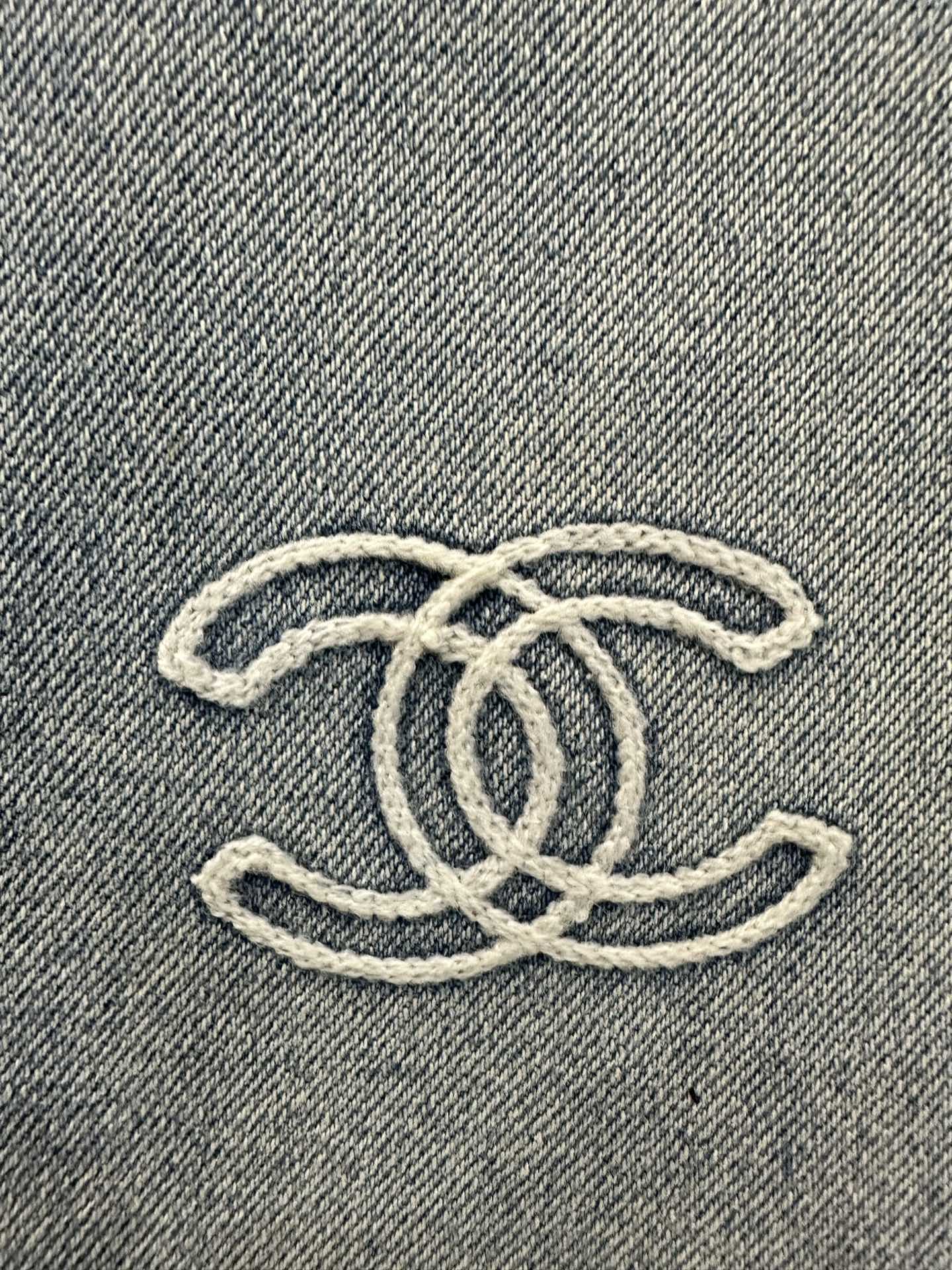Jeans mit kleiner Logo-Stickerei
