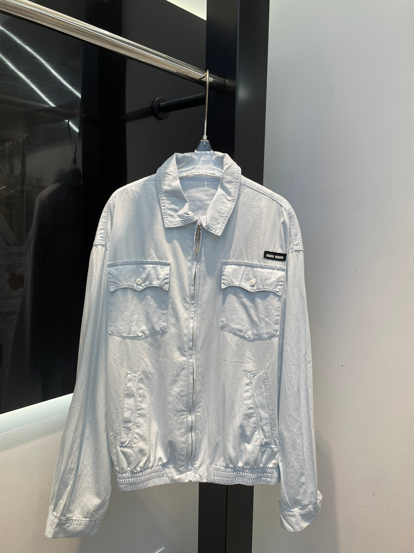 Hellblaue verwaschene Jeansjacke mit Reißverschluss