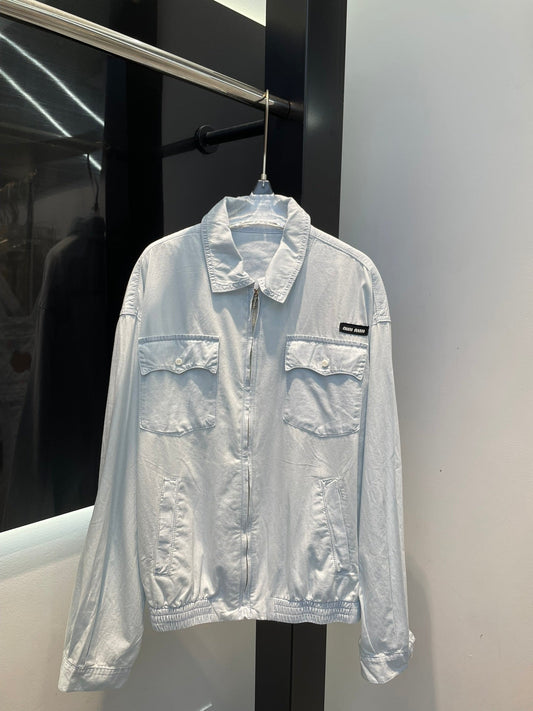 Hellblaue verwaschene Jeansjacke mit Reißverschluss