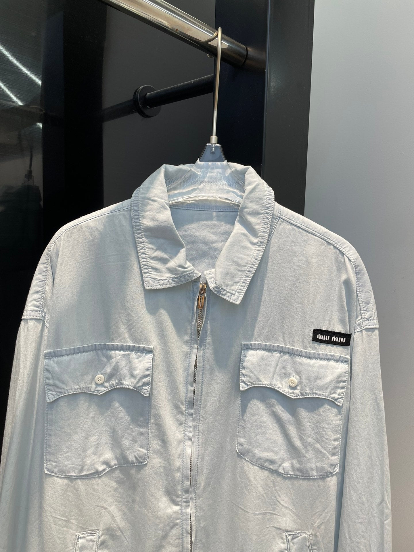 Hellblaue verwaschene Jeansjacke mit Reißverschluss