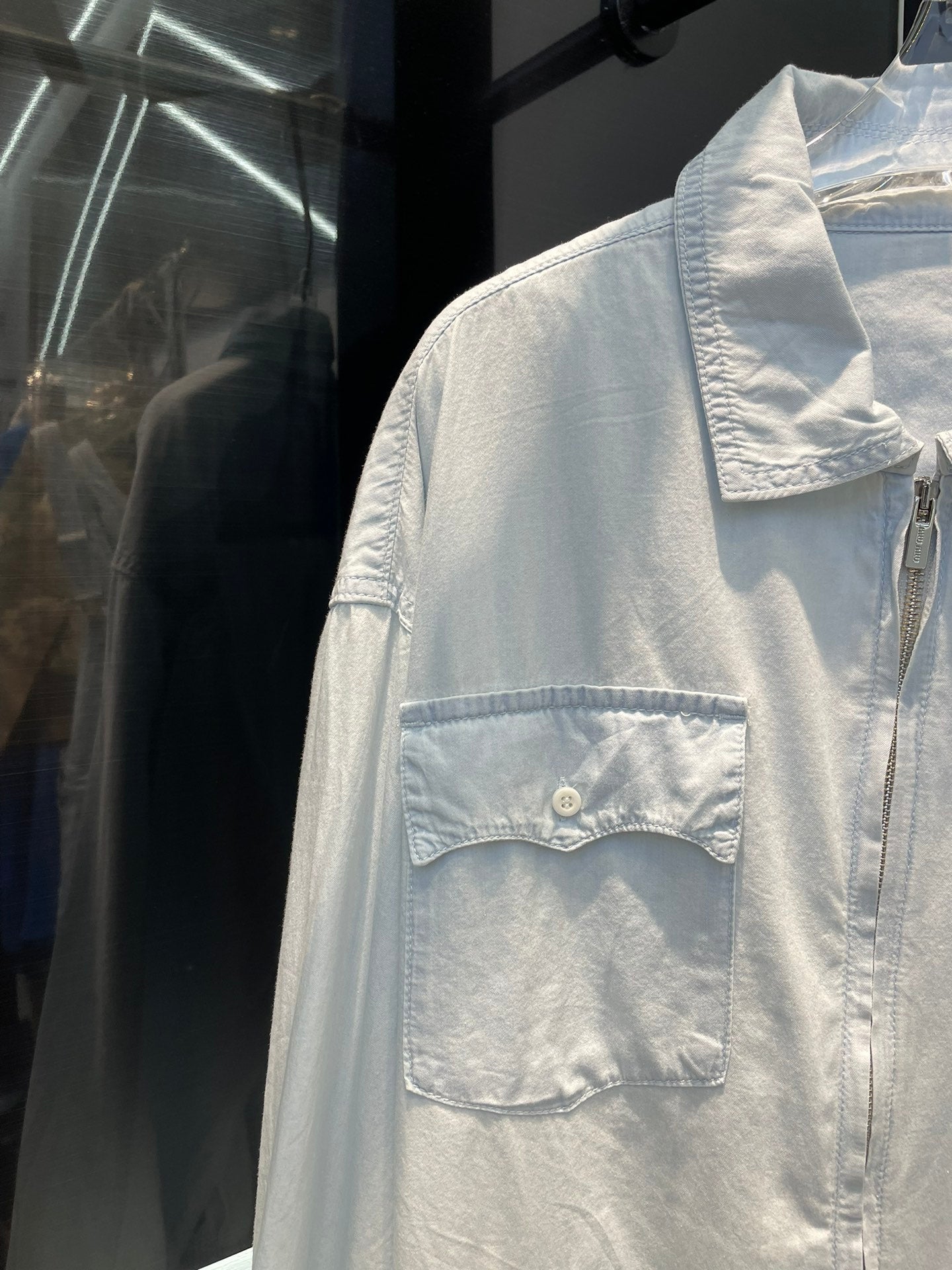 Hellblaue verwaschene Jeansjacke mit Reißverschluss