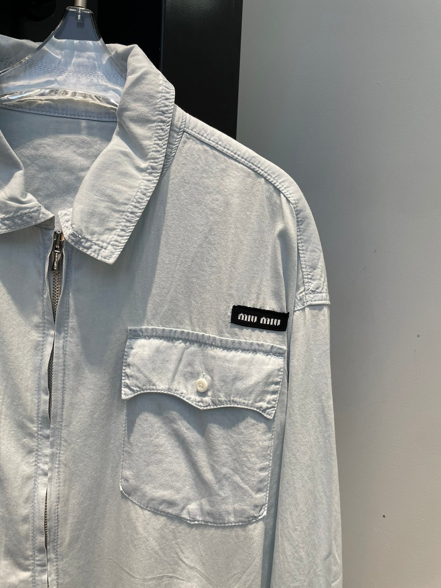 Hellblaue verwaschene Jeansjacke mit Reißverschluss