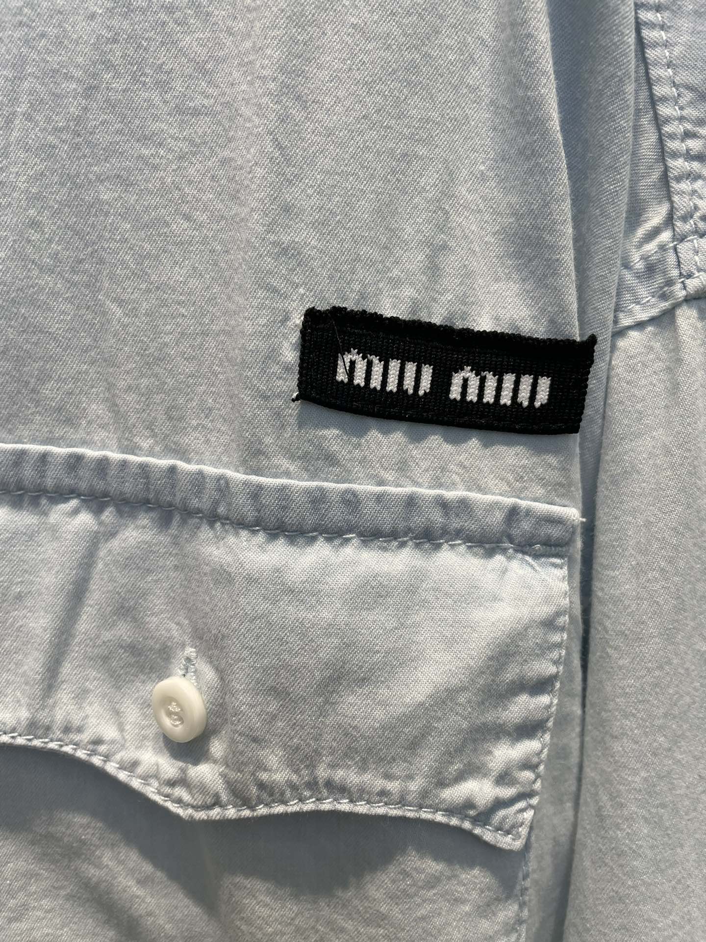 Hellblaue verwaschene Jeansjacke mit Reißverschluss