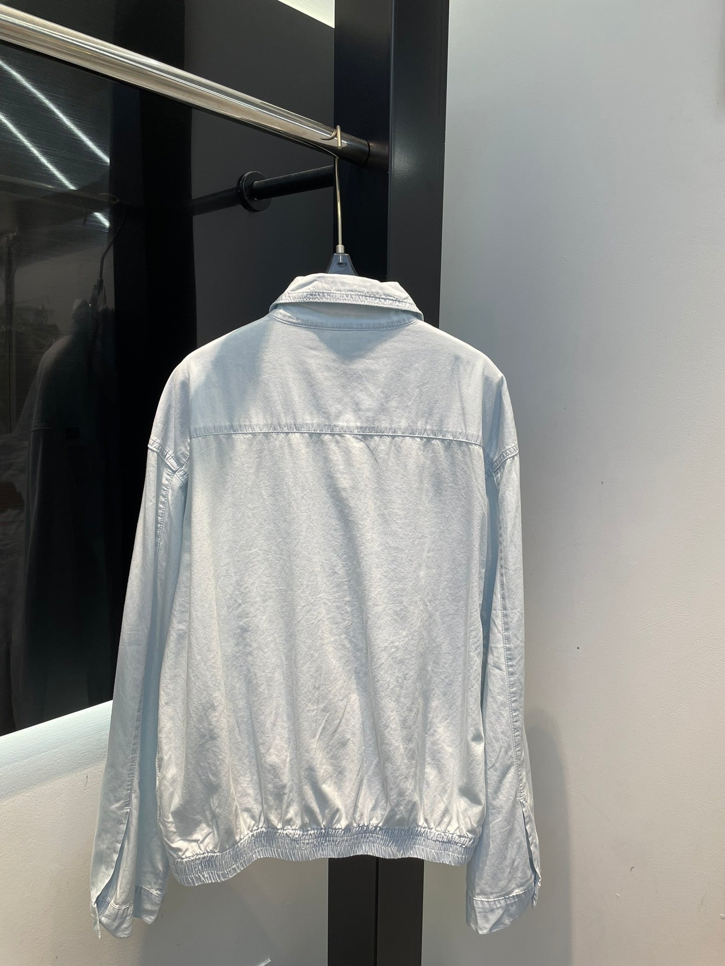 Hellblaue verwaschene Jeansjacke mit Reißverschluss