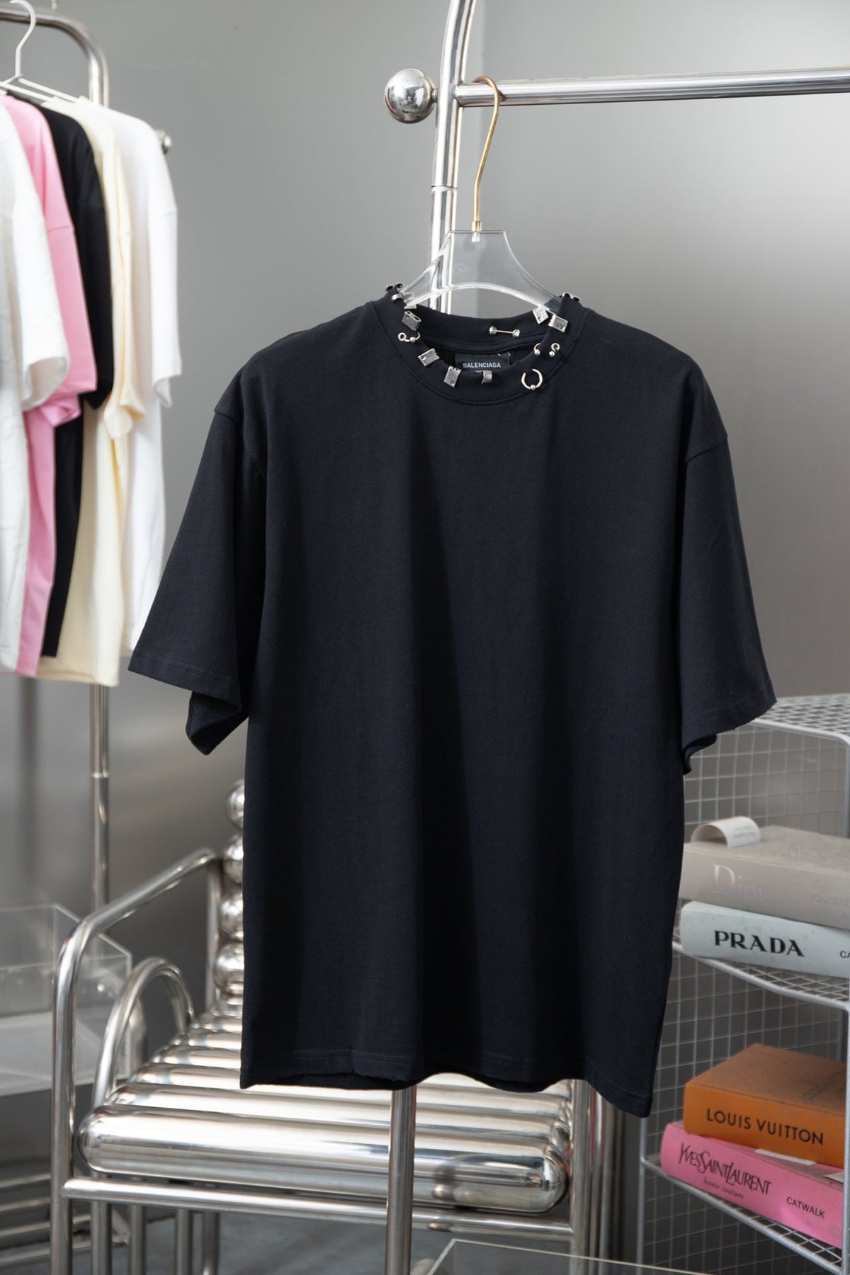 T-shirt design avec accessoires de cou