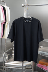 T-shirt design avec accessoires de cou