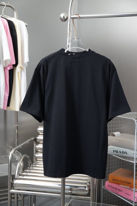T-shirt design avec accessoires de cou