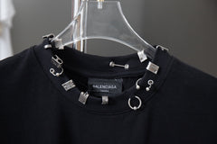 T-shirt design avec accessoires de cou