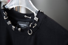 T-shirt design avec accessoires de cou