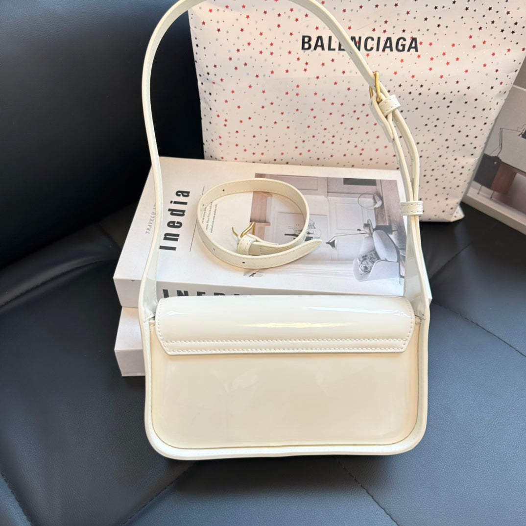 Sac en cuir de veau CC modèle numéro 67086 (25 × 15 × 7,5 cm)