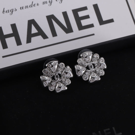Nouvelles boucles d'oreilles en diamant