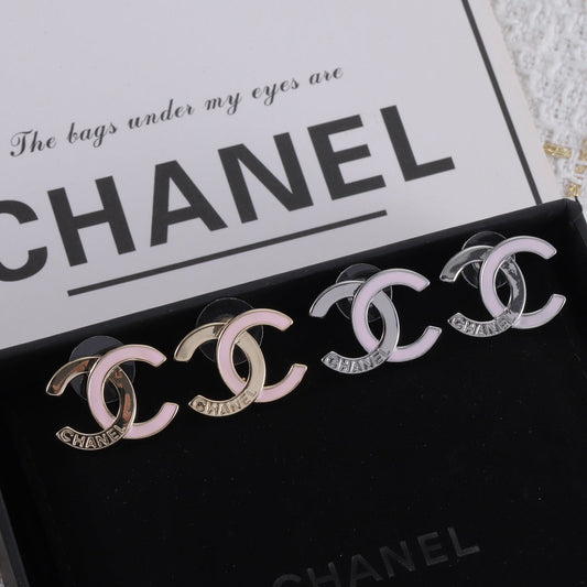 Nouvelles boucles d'oreilles bicolores gravées avec logo