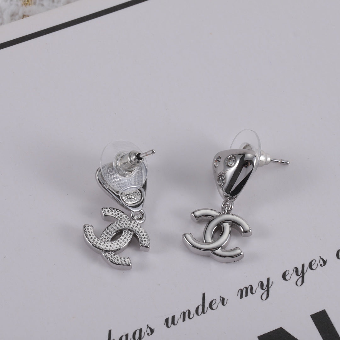 Neue dreieckige Diamant-Goldohrringe