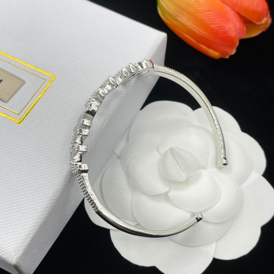 Neues Buchstaben-Logo-Armband