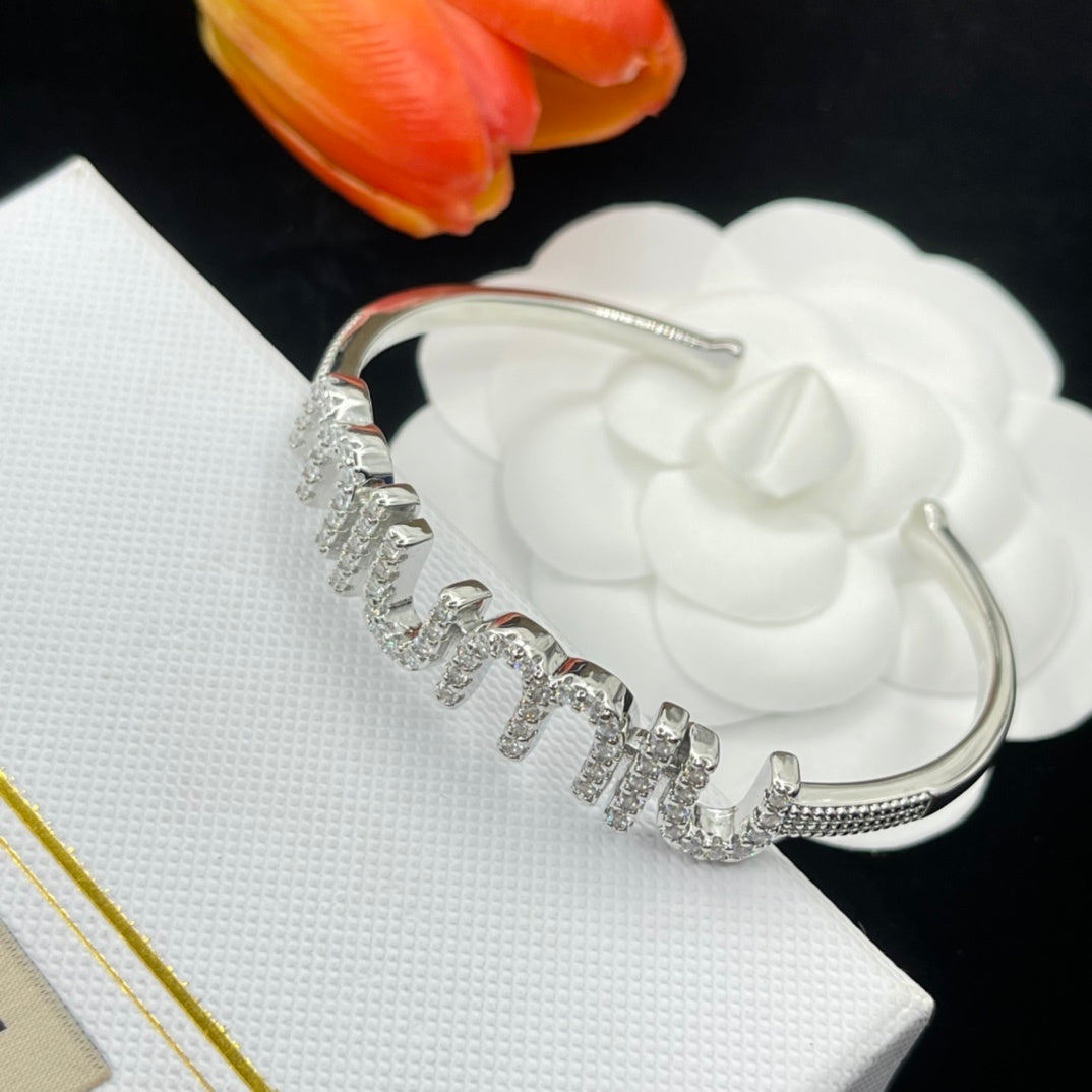 Neues Buchstaben-Logo-Armband