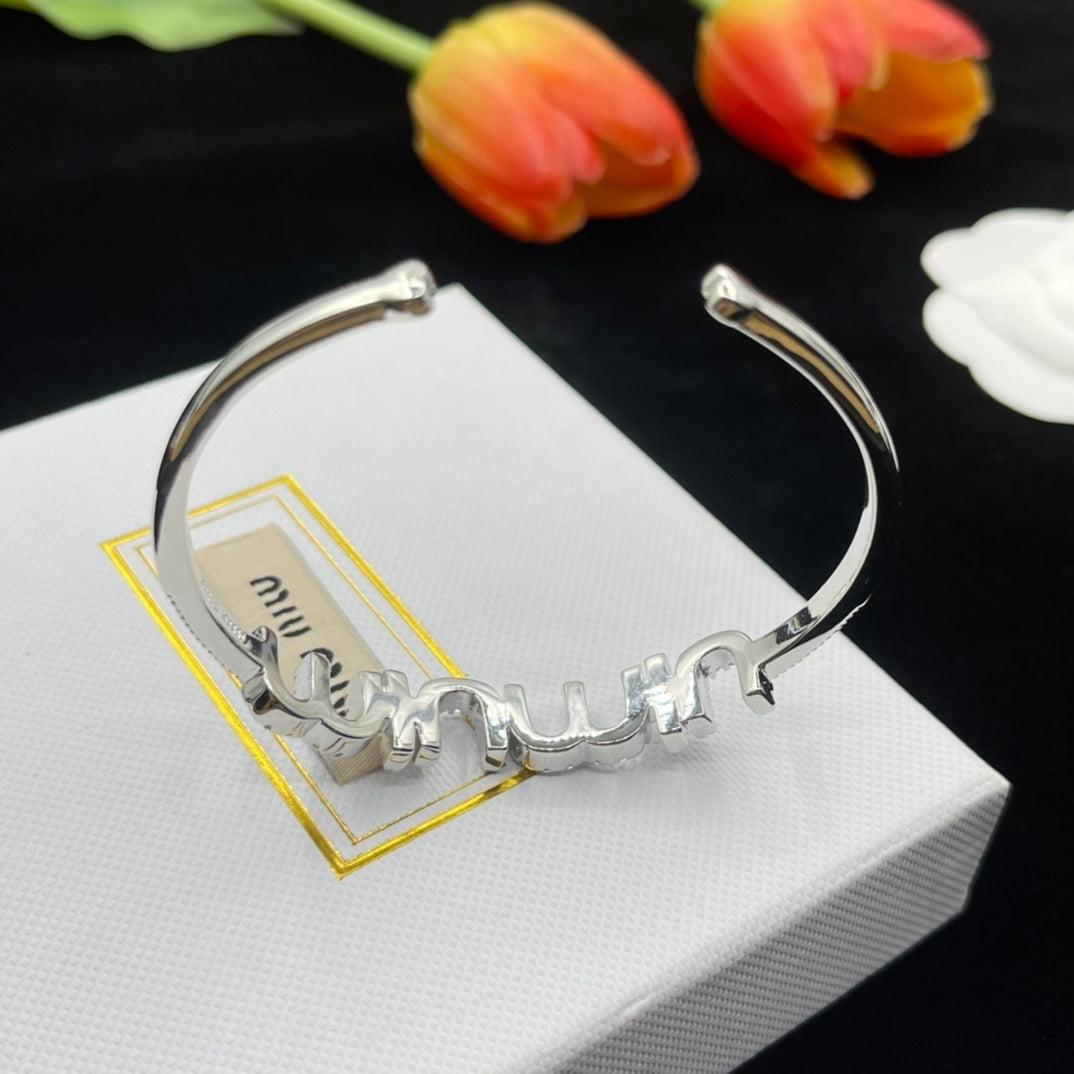 Neues Buchstaben-Logo-Armband