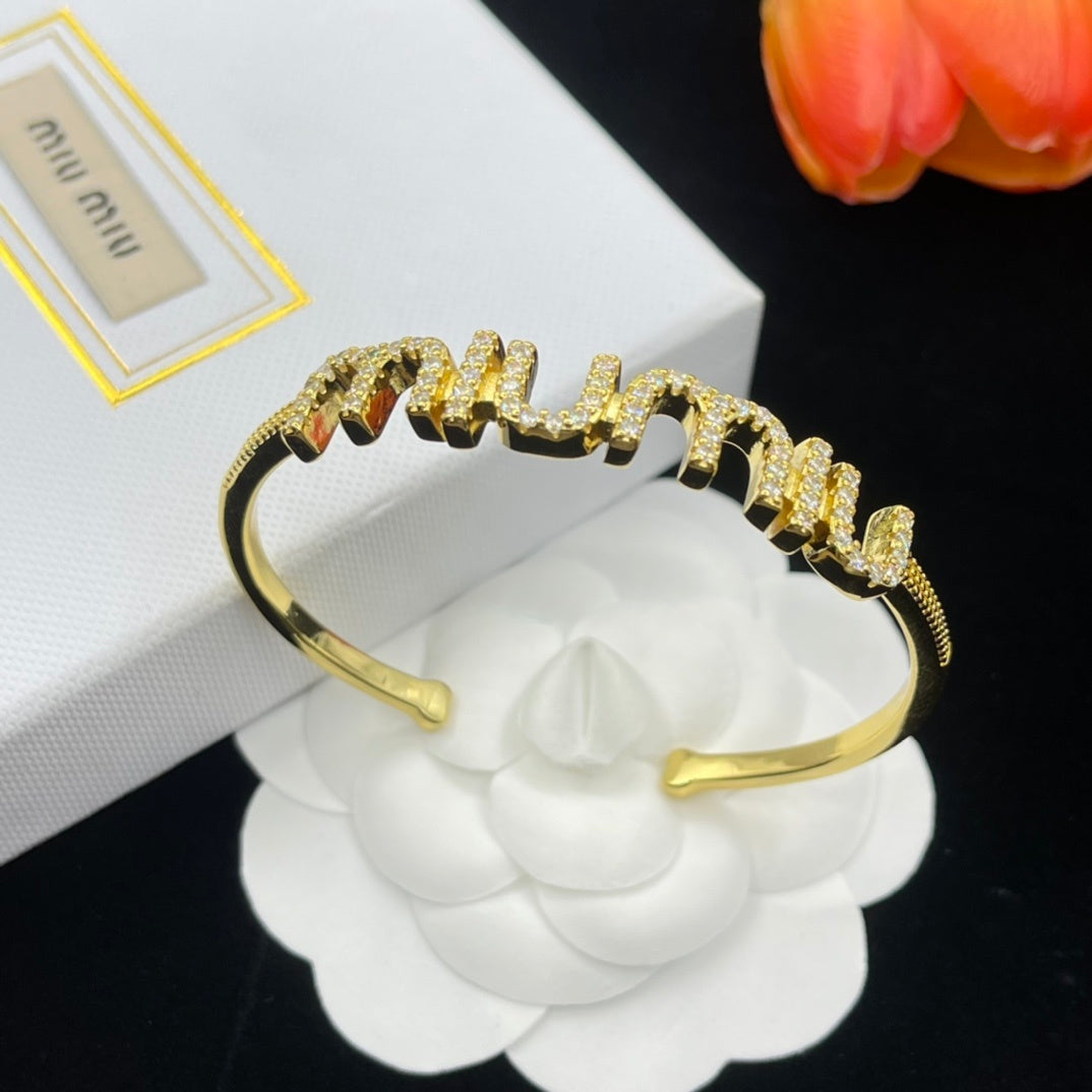 Neues Buchstaben-Logo-Armband