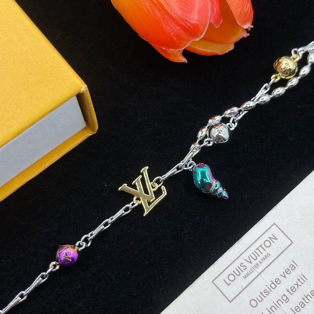 Halskette mit neuem Logo