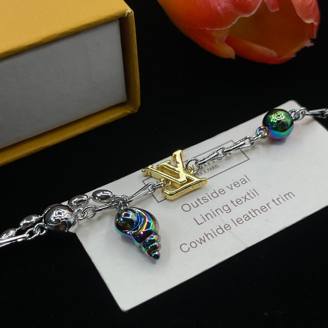 Halskette mit neuem Logo