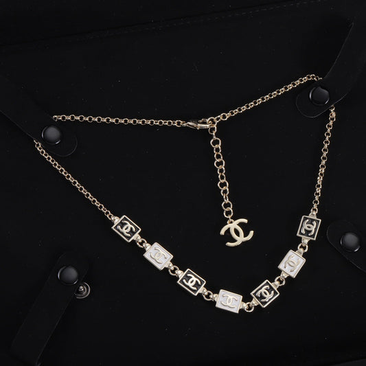 Halskette mit neuem Logo