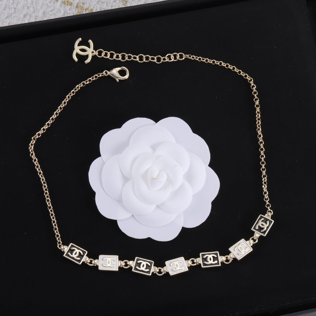 Halskette mit neuem Logo