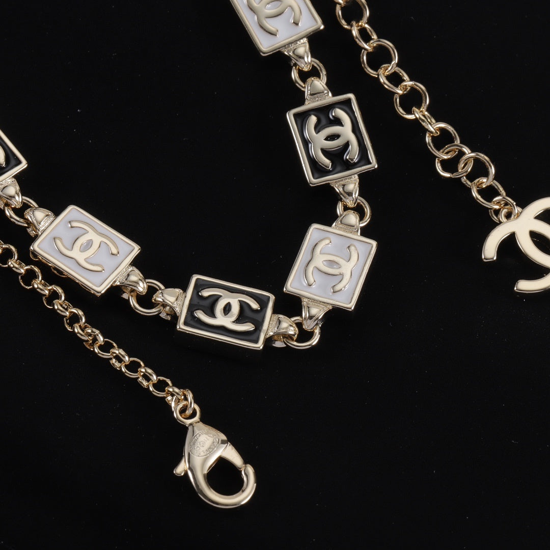 Halskette mit neuem Logo