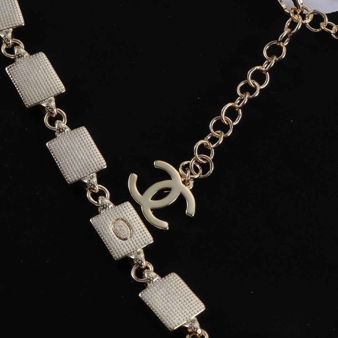 Halskette mit neuem Logo