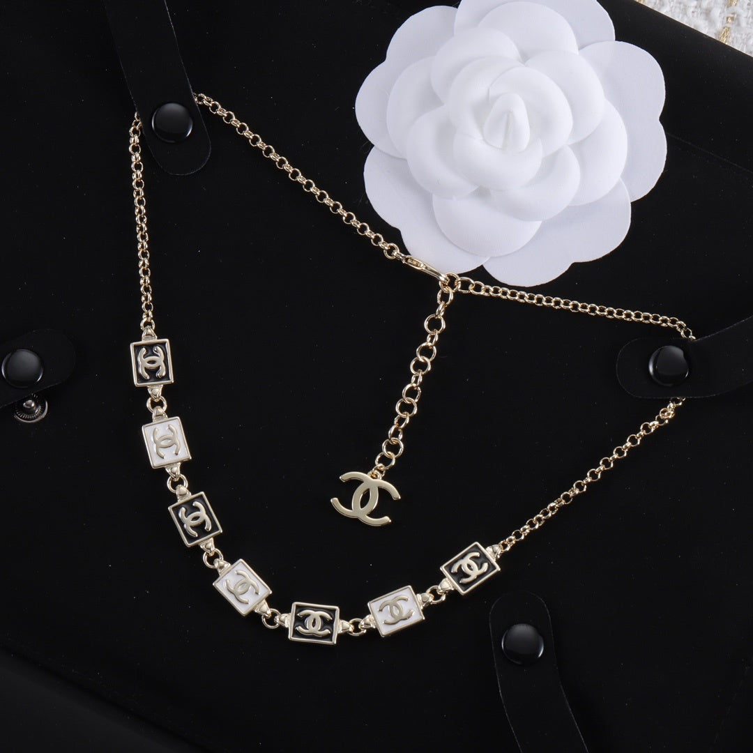 Halskette mit neuem Logo