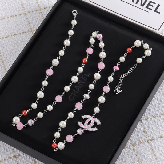 Neue Pullover-Halskette mit Perlen in Logo-Farbe