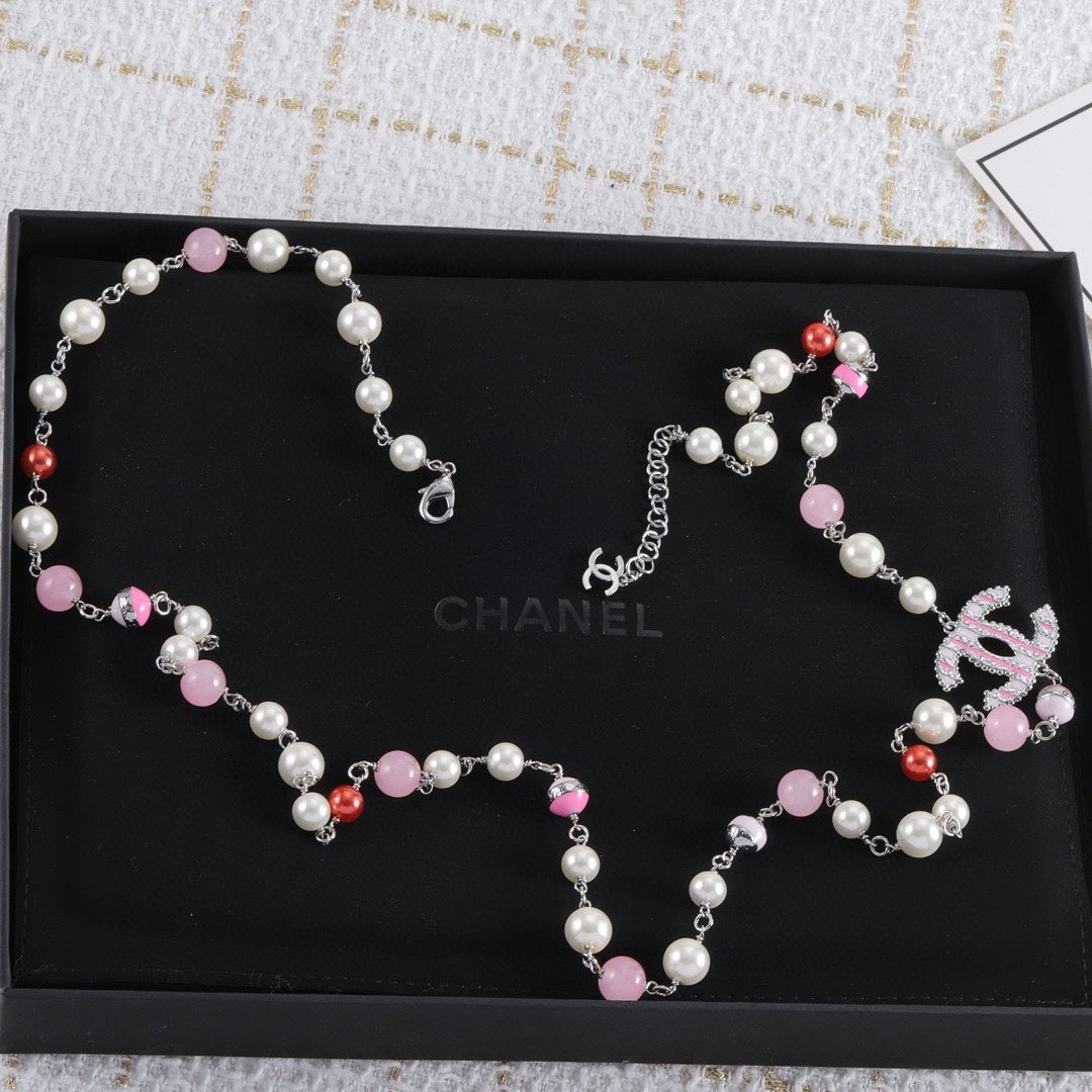 Neue Pullover-Halskette mit Perlen in Logo-Farbe