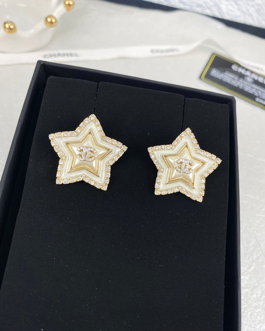 Nouvelles boucles d'oreilles en résine serties de diamants et collier assorti